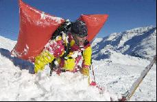 Trois stations de ski équipent leurs pisteurs de sacs anti-avalanches