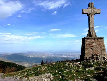Au sommet, Croix de l&apos;Oeillon et vue vers Lyon et la vallée du Rhône