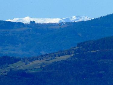 Du sommet d&apos;Orsier, un bout des Monts du Cantal enneigÃ©s (zoom)