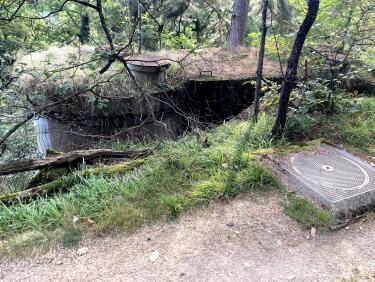 Gros vestige au bord du chemin (réservoir ?)