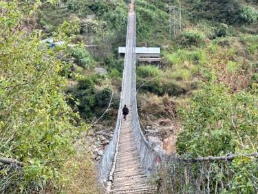 Nepal - tour du Manaslu - J 4 - Salleri - Deng