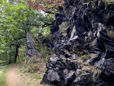 Rocher typique au bord du chemin