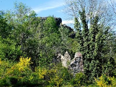 Ruines d&apos;une ferme et Rocher du Thoil