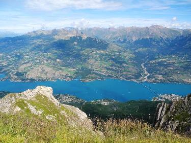 Du sommet, une branche du lac & le Pont de Savines